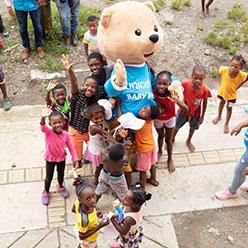 Oso de Babyfresh con niños y niñas